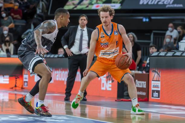 足球场外的 足球场外的